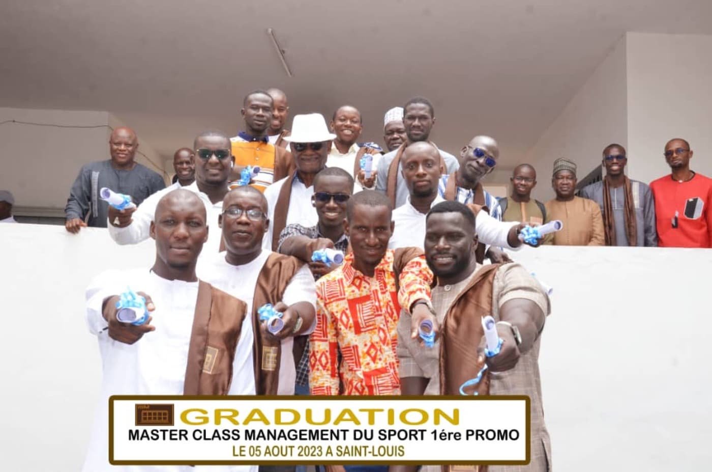 Diplômés brandissant leurs certificats, Master Class 2023