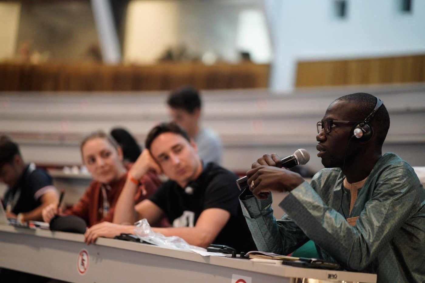 Participant prenant la parole en conférence